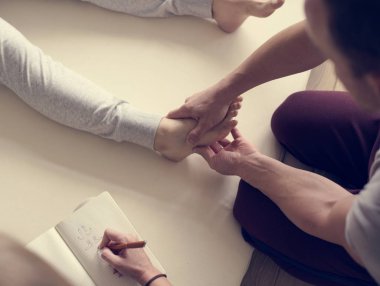 Masaj eğitimi sırasında insanlar 