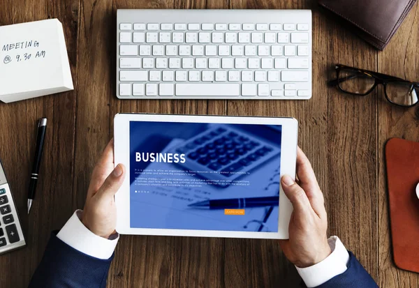 Persona de negocios utilizando tableta digital — Foto de Stock