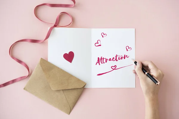 Manos humanas escribiendo en la tarjeta de felicitación —  Fotos de Stock