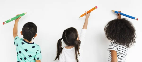 Kinder malen mit Bleistiften — Stockfoto