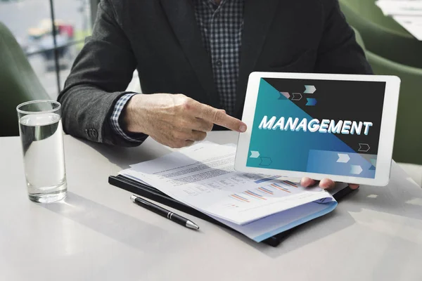 Geschäftsmann mit Tablet — Stockfoto