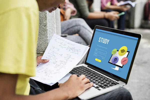 Student met behulp van laptop in straat — Stockfoto