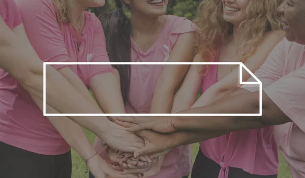 Жінки в рожевих сорочках тримають руки — стокове фото