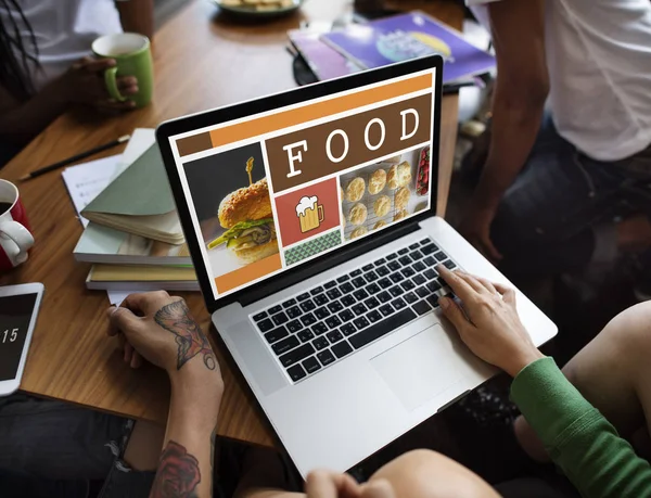 Personer som använder laptop bord med böcker — Stockfoto