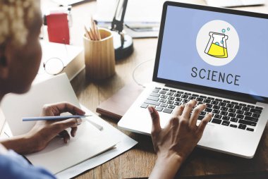 Dizüstü bilgisayarda çalışan kadın