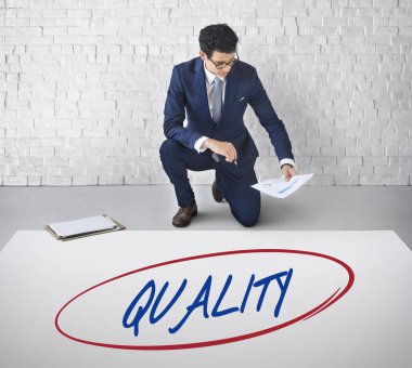 İşadamı belge belgelerle çalışma