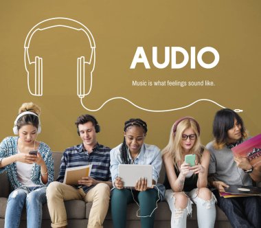 Dijital cihazlar kullanan öğrenciler 