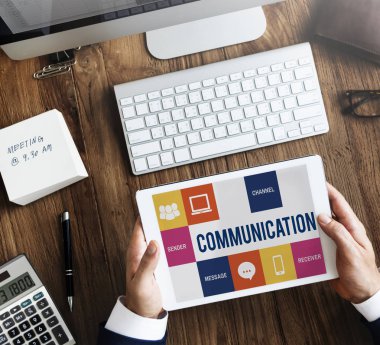 iş kişi dijital tablet kullanma