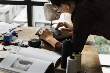 atölyede çalışan terzi