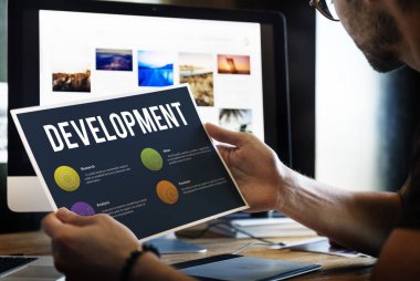 adam holding kağıt boş 