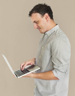 Studio dizüstü bilgisayar kullanan adam