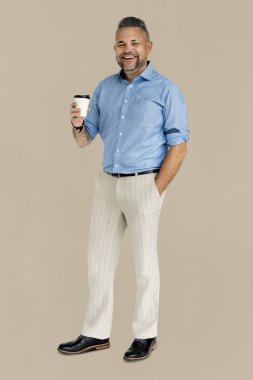 Elinde kahve tutan adam.