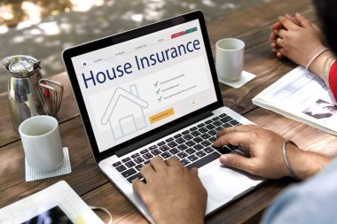 Dizüstü bilgisayar kullanan adam