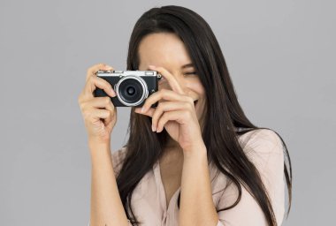 esmer kadın kamera kullanarak 