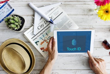 Dijital tablet kullanan adam