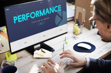 Ofiste çalışan bir iş adamı.