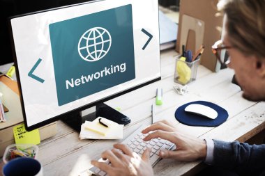 Ofiste çalışan bir iş adamı.