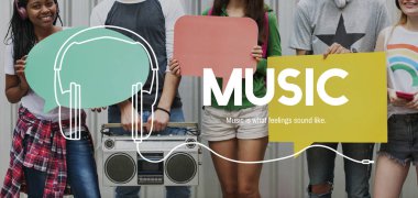 Grup insanlar müzik dinleme