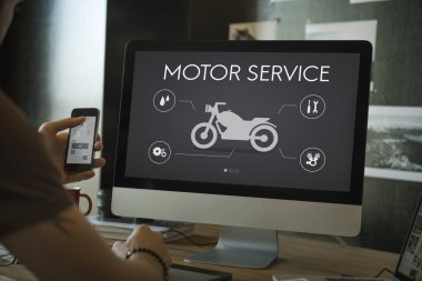 Cep telefonu tutan adam.