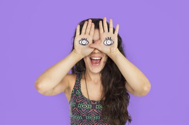 Ellerinde gözlü kadın