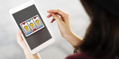Tablet kullanan kadın