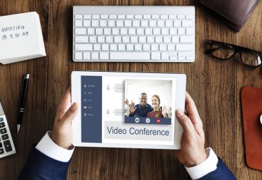 iş kişi dijital tablet kullanma