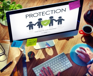 Bilgisayar kullanan bir iş adamı 