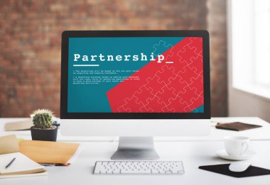 bilgisayarın monitör masada