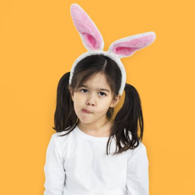 tavşan kulakları giyen kız