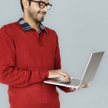 Dizüstü bilgisayar tutan adam