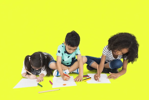 Niños dibujando con lápices — Foto de Stock