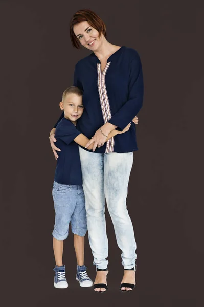 Mutter Sohn umarmt — Stockfoto