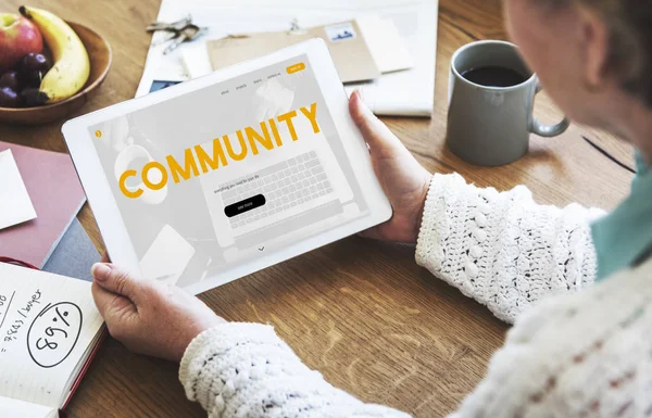 Frau mit digitalem Tablet — Stockfoto