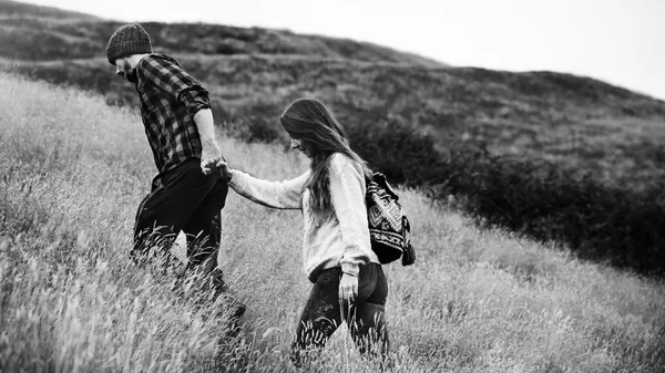 Casal passar tempo na natureza . — Fotografia de Stock