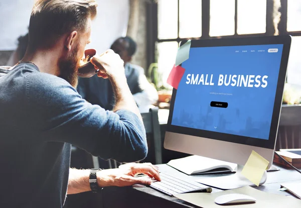 Busines man aan het werk op computer — Stockfoto