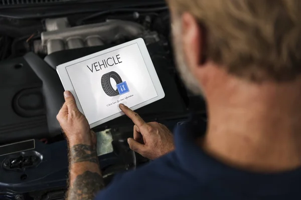 Mechanik samochodowy za pomocą cyfrowego tabletu — Zdjęcie stockowe