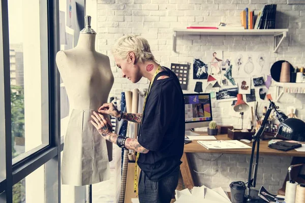 Fashion designer att skapa snygga kläder — Stockfoto