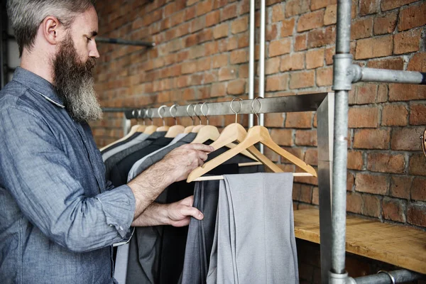 Hipster mężczyzna wybierając ubrania — Zdjęcie stockowe