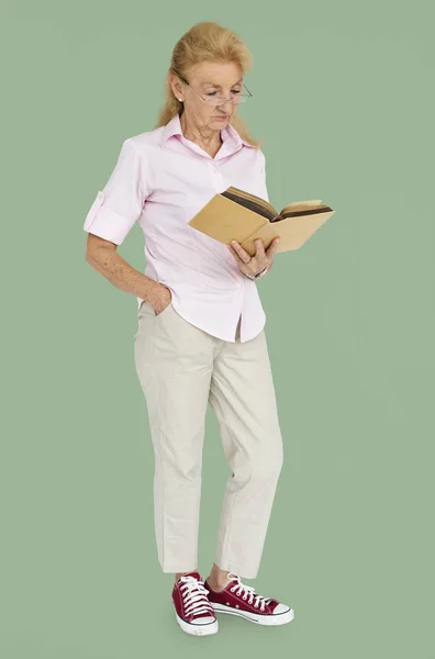 Lady in Studio Livro de leitura — Fotografia de Stock