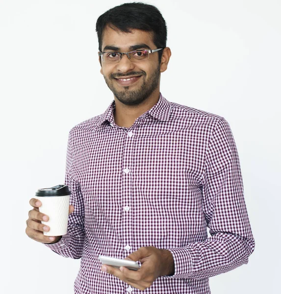 Man håller kaffe och smartphone — Stockfoto