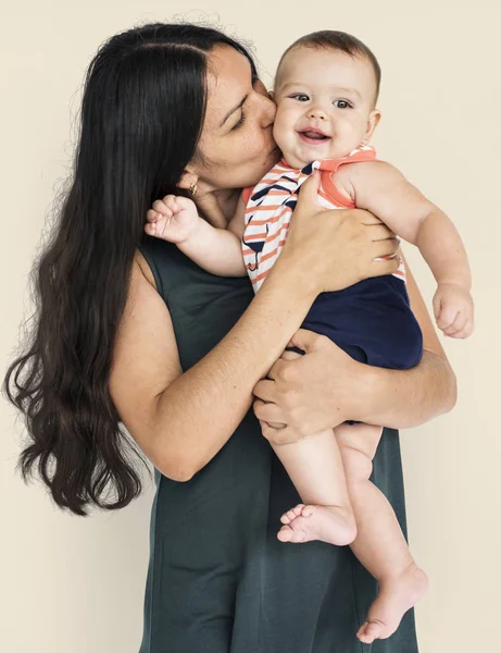 Mamma kysser pojke — Stockfoto