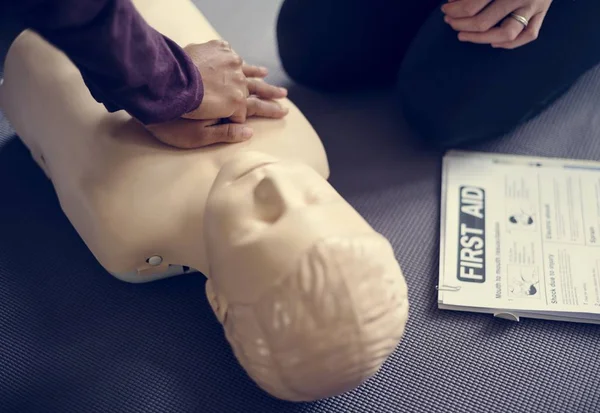 Personer under HLR första hjälpen utbildning — Stockfoto