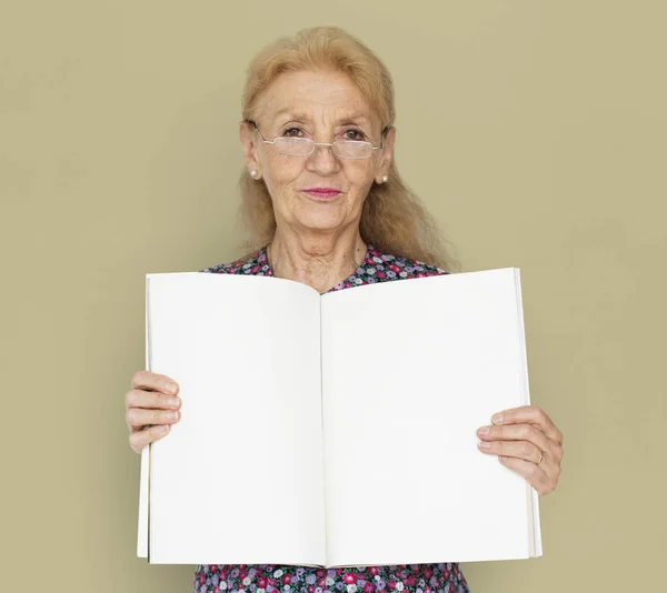 Mujer mayor sosteniendo libro vacío — Foto de Stock