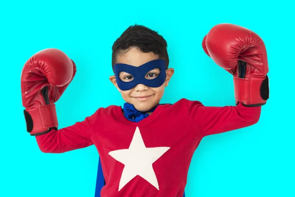 Junge trägt Boxhandschuhe — Stockfoto