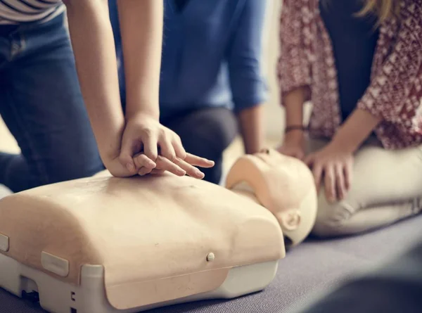 Le persone durante la formazione CPR primo soccorso — Foto Stock