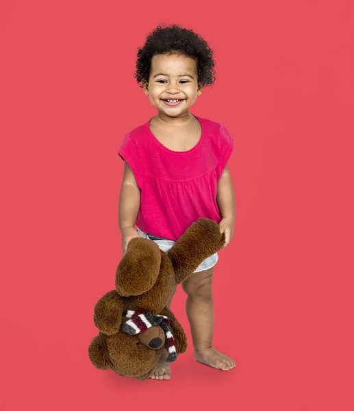 Niño sonriendo y sosteniendo oso de peluche —  Fotos de Stock