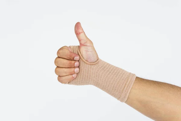 Ręka z bandaż Wyświetlono kciuk w. — Zdjęcie stockowe