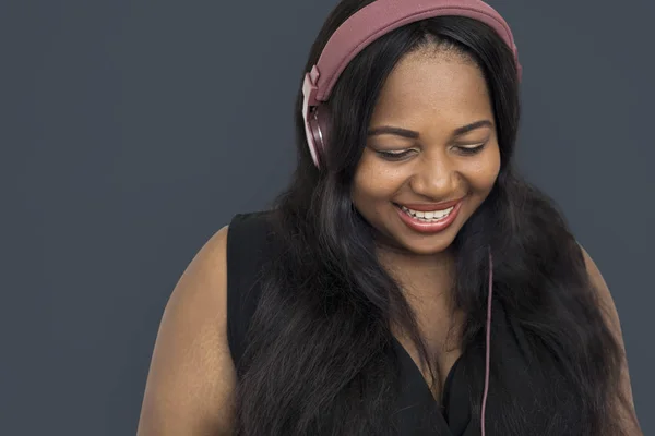 Африканские женщины слушают музыку — стоковое фото
