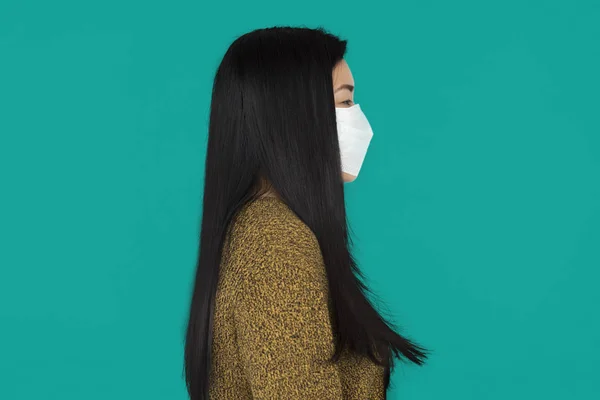 Kvinna bär medicinsk mask — Stockfoto