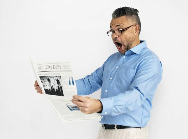 Man reading newspaper — Stock Photo, Image